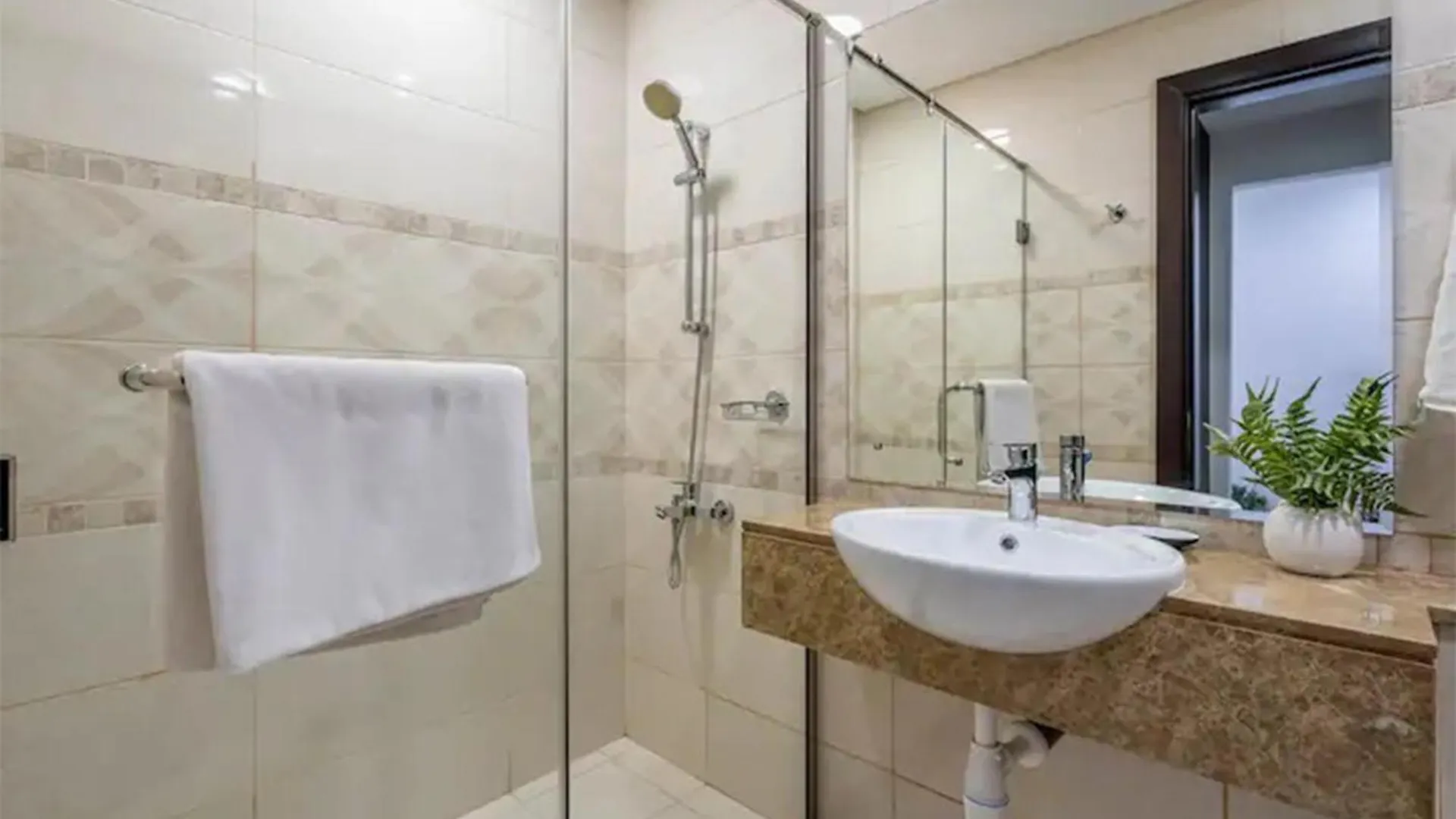 Luxurious Studio Apartment With Canal View In Court Tower Dubai